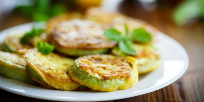 Zucchini i smeten med oregano