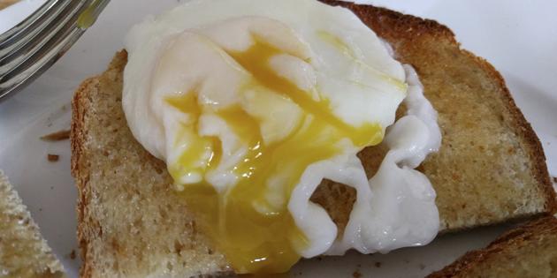 snabba recept av rätter: förlorade ägg med kryddig sås 