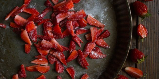 Hur man gör chimichanga: Skär jordgubbar i små kilar och strö över en tesked stärkelse