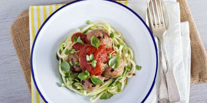 Kalkonköttbullar med squashnudlar