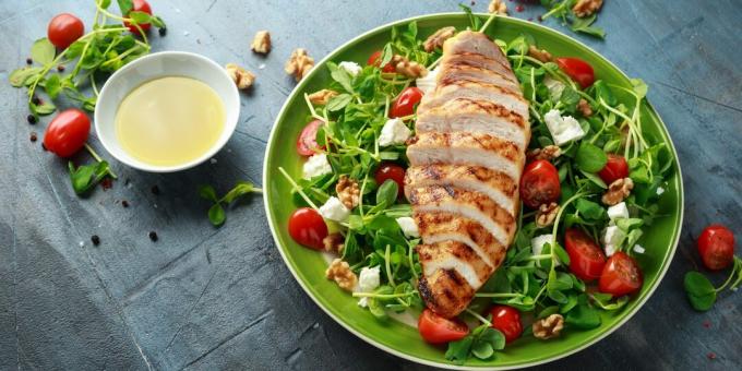 Paleo Weekly Menu: hälsosam sallad med kyckling, grönsaker och fetaost