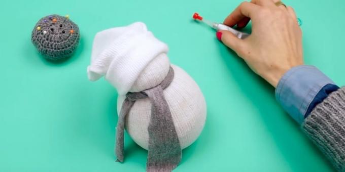 Snowman med sina egna händer: göra en halsduk och mössa