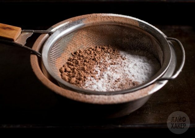 mjölfria chokladkakor: sikta mjöl och kakao