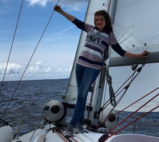 Anna Kondratiev ( "Republic katter") är engagerad i segling