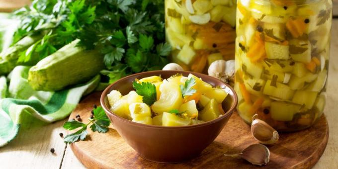 Sallad på zucchini för vinter morötter, persilja och dill