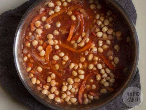 Hur man gör fiskgryta: Häll fiskbuljong eller vatten i tomatsås, tillsätt salt och kikärter