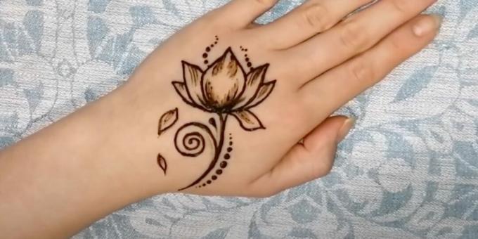 Henna -ritningar på handen: skildra fallna kronblad