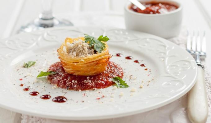 Häckar av pasta med köttfärs i ugnen