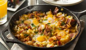 Stekta ägg med bacon, potatis och ost