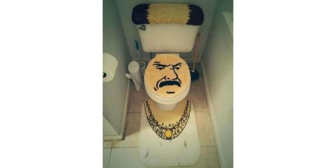 ansiktet på omslaget av toalettskålen
