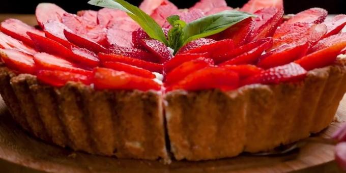 Sand tårta med jordgubbar, keso och gräddfil
