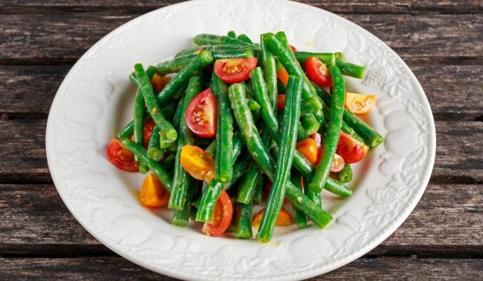 Sallad för gröna bönor med tomater och torkade örter