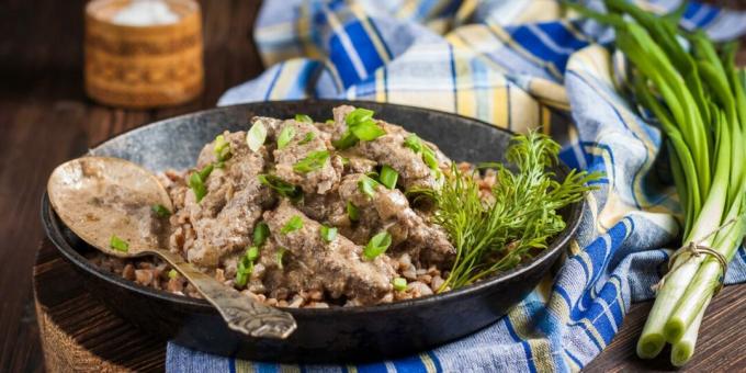 Nötleverstroganoff med grädde och yoghurt