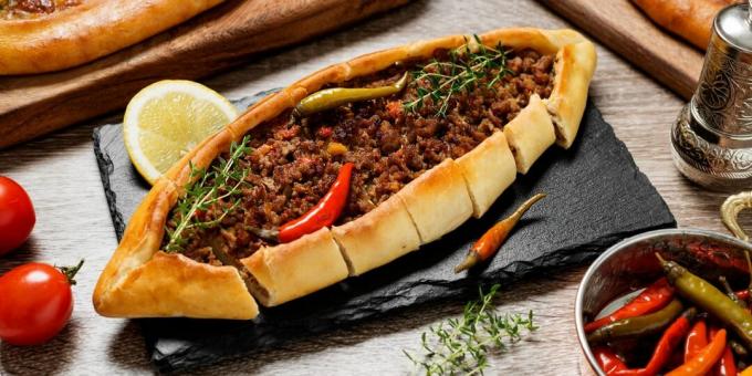 Pide - turkiska köttfyllda båtar