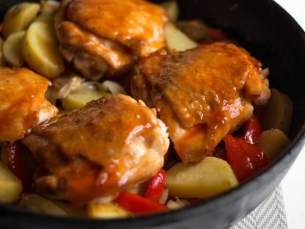Häll glasyren över kycklingen och grönsakerna och lägg i ugnen