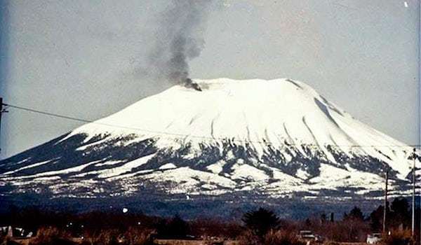 Upptåg för april 1: vaknat vulkan