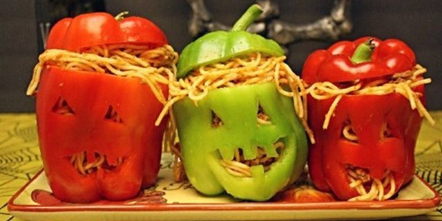 Rätter för Halloween: chefer paprikor fyllda med spaghetti med kött