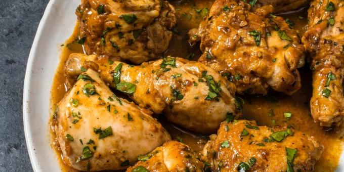 Kyckling bräserad i gräddsås: ett enkelt recept
