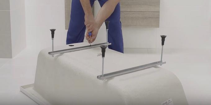 Installera badet: hur man monterar akryl bad fötter