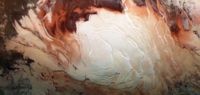 Vatten på Mars existerar i flytande och fast tillstånd