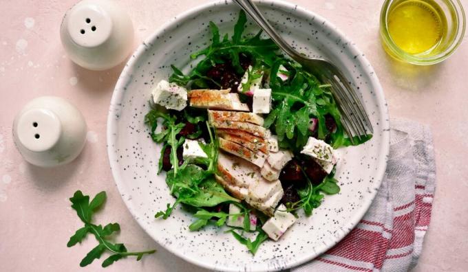 Sallad med kyckling, feta, rödbetor och senaps-sojadressing