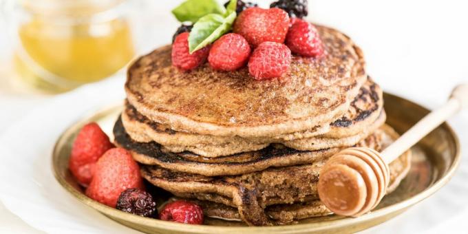 Jästpannkakor gjorda av bovete och vetemjöl: ett enkelt recept