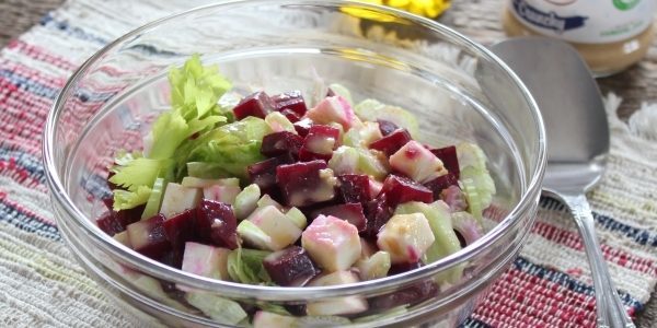 Sallad med selleri, rödbetor och Adygei ost