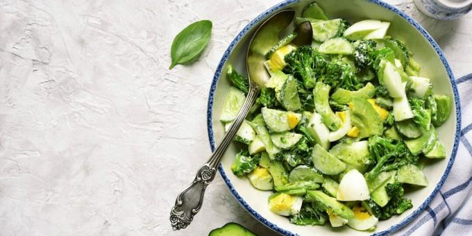 Sallad med broccoli, ägg och avokado