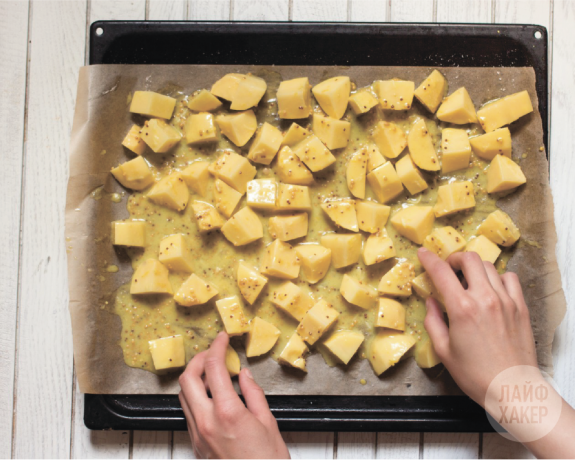 Bakad potatis med senap och citronskal: Häll potatis sås
