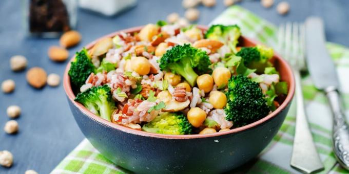 Sallad med broccoli, kikärter, brunt ris och citrondressing