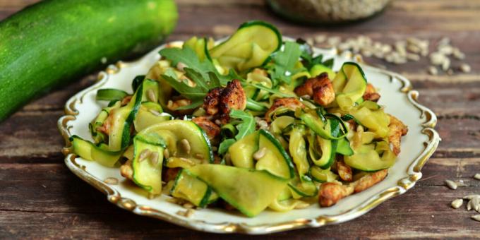 Sallad med stekt kyckling och marinerad zucchini