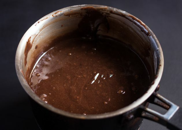 choklad brownie recept: knåda inte degen för länge