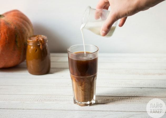 Pumpkin Latte: Häll i kaffe och mjölk