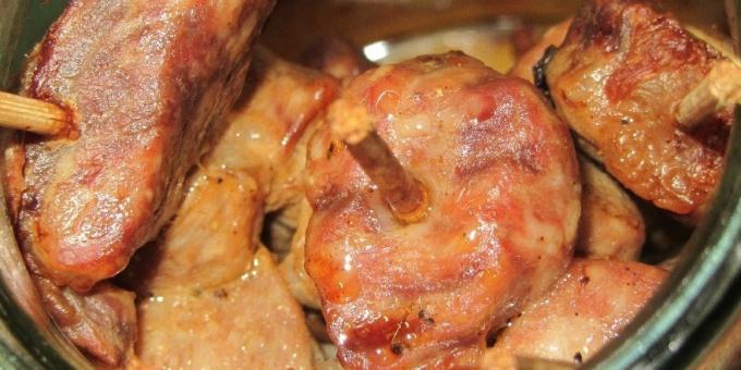 Hur man koka köttet i ugnen: Pork på spett, bakad i en kruka 