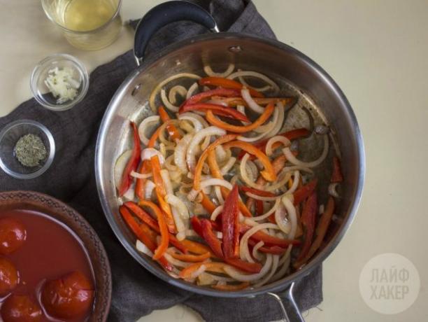 Hur man gör en fiskgryta: spara lök och paprika i olivolja