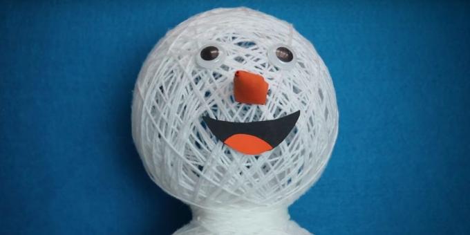 Snowman med sina egna händer: lägg till ögon, näsa och mun