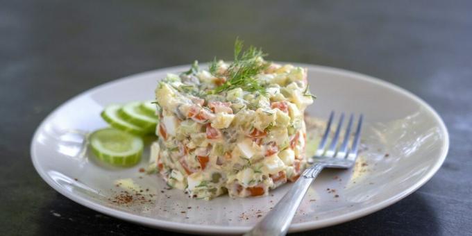 Sallad med nötkött, inlagd gurka och paprika