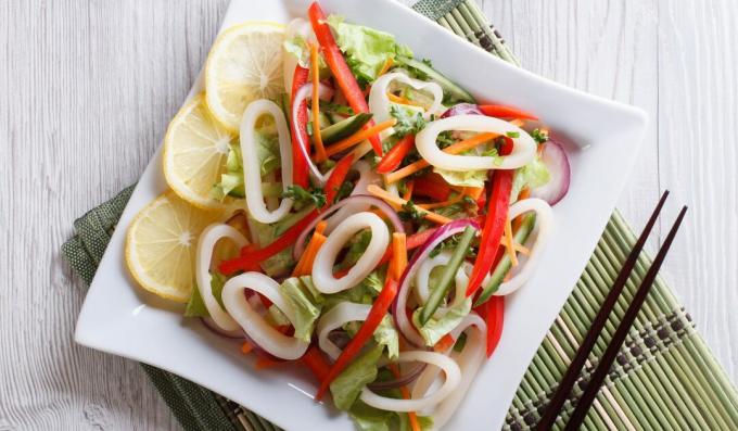 Enkel sallad med bläckfisk och grönsaker