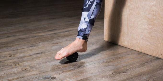 Övningar för platta fötter: massage boll