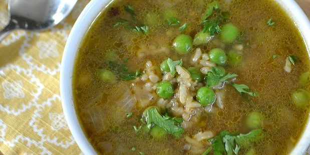 grönsakssoppor: soppa med ärtor och ris