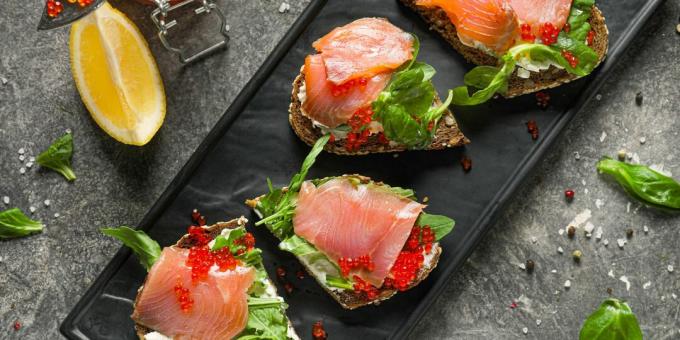 Smörgåsar med röd fisk, ost och kaviar