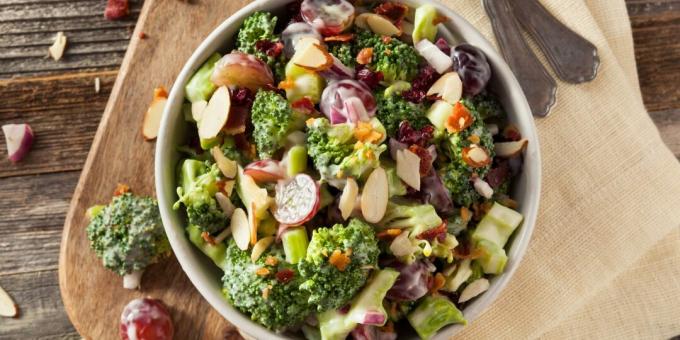 Broccolisallad med druvor