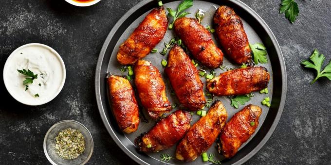 Kycklingvingar bakade i bacon