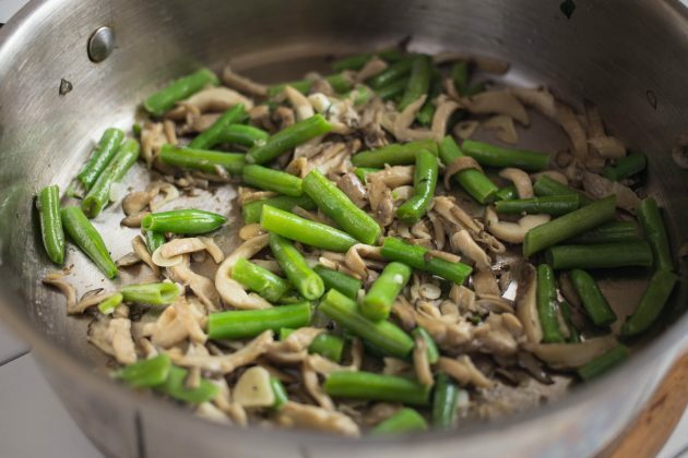 Bovete Vegetabilisk Bovete Nudelrecept: Stek hackade svampar med frysta bönor