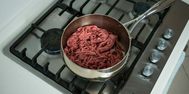 Bakad aubergine med kött: låt sjuda köttfärsen på svag värme
