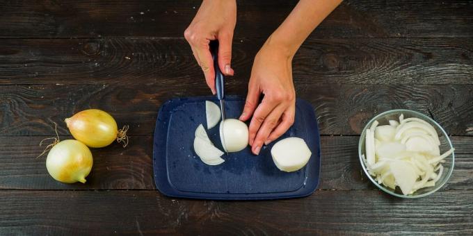 Recept för löksoppa: Onion ren från skalet och skär i halvringar