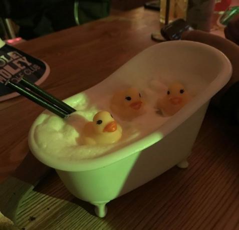 serverar cocktail i badkaret