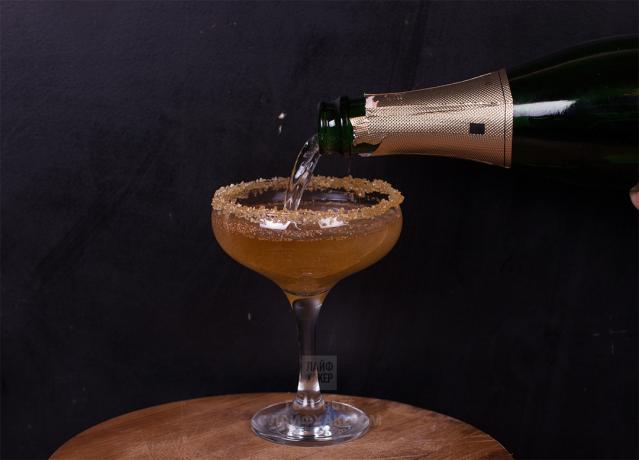 Apple cocktail med champagne: mix juice och champagne