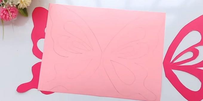 Födelsedagskort med dina egna händer: Fäst vingar till rosa papper och cirkeln