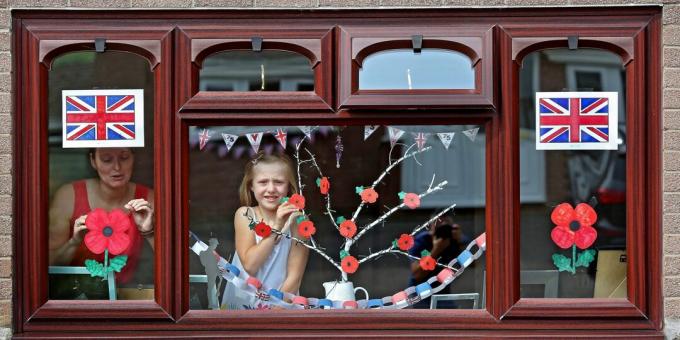 Welsh Family Decorating Home för VE-dagen